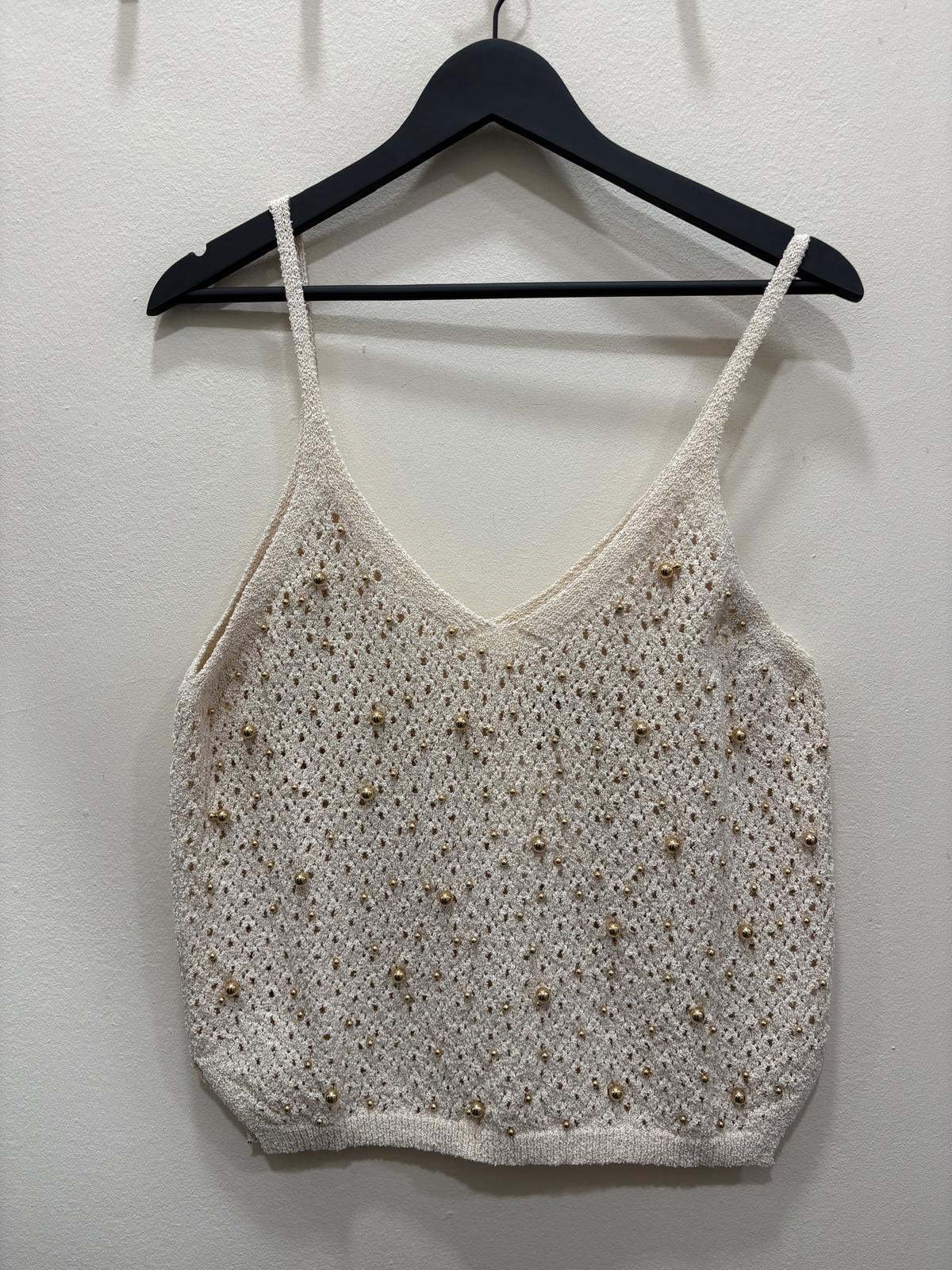 top beige con cuentas doradas