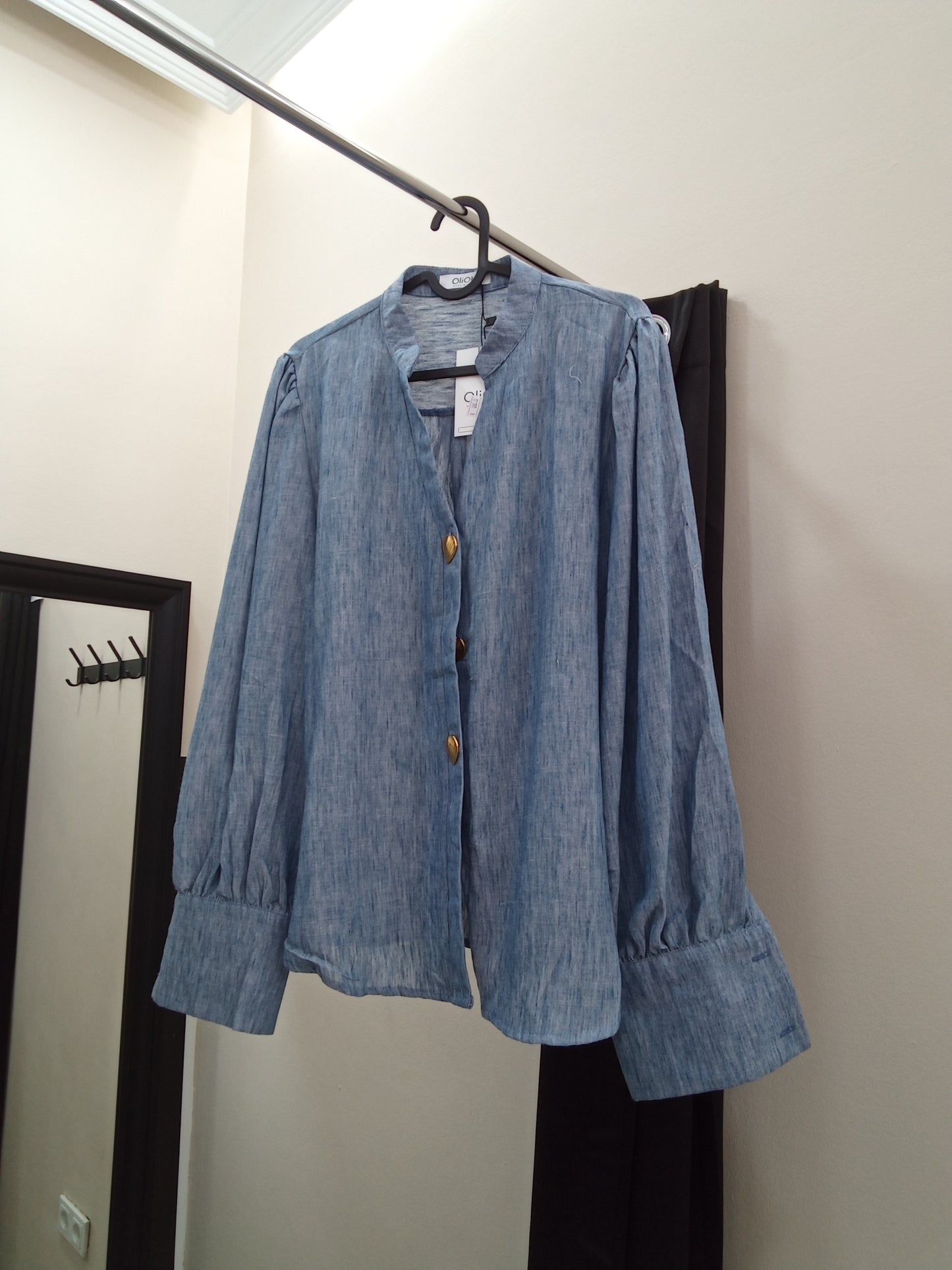 Camisa con botones dorados