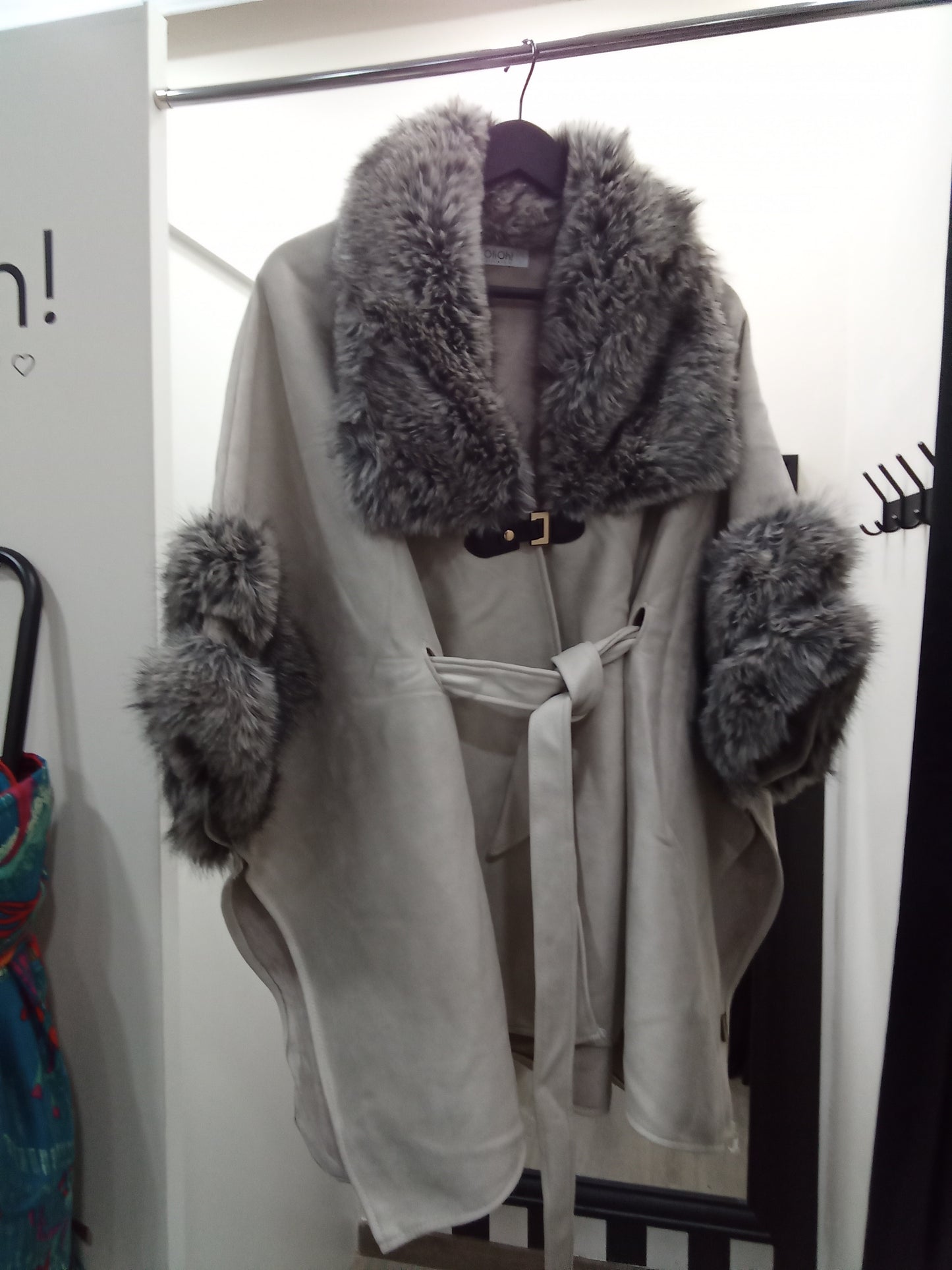 Abrigo capa con pieles