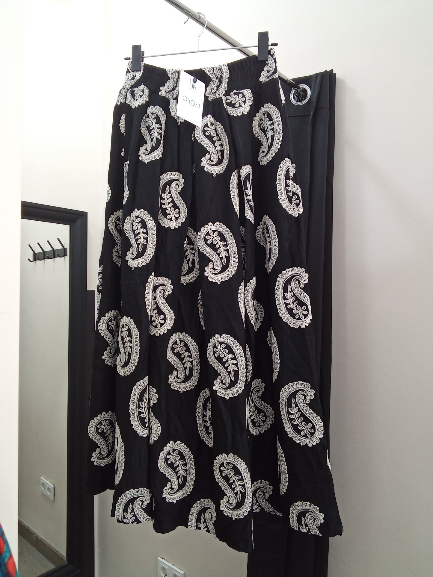 Falda negra con detalle blanco