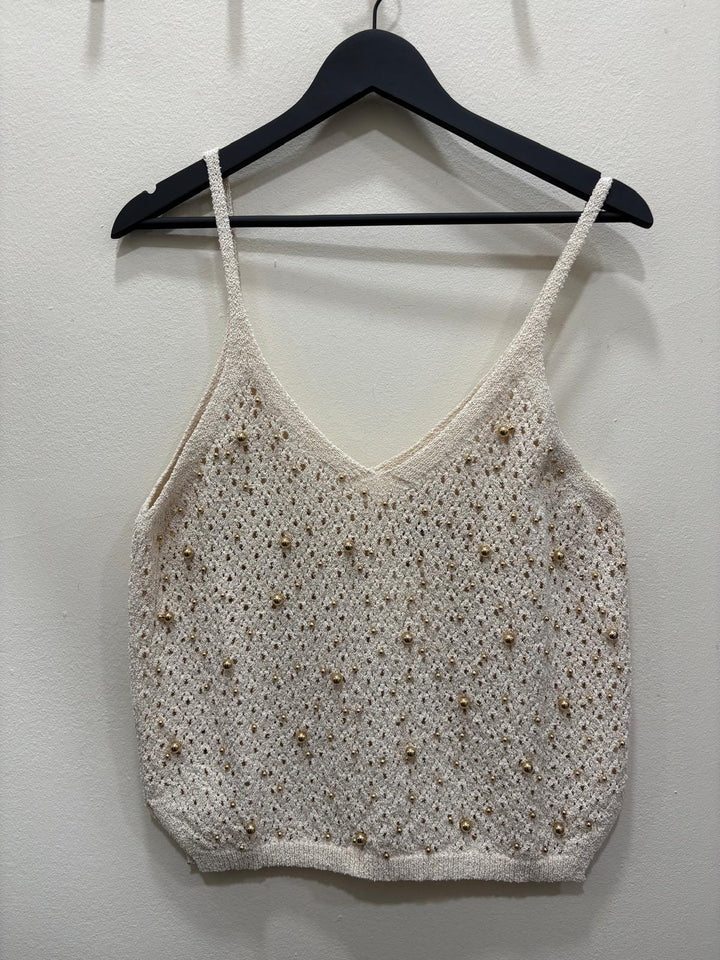 top beige con cuentas doradas