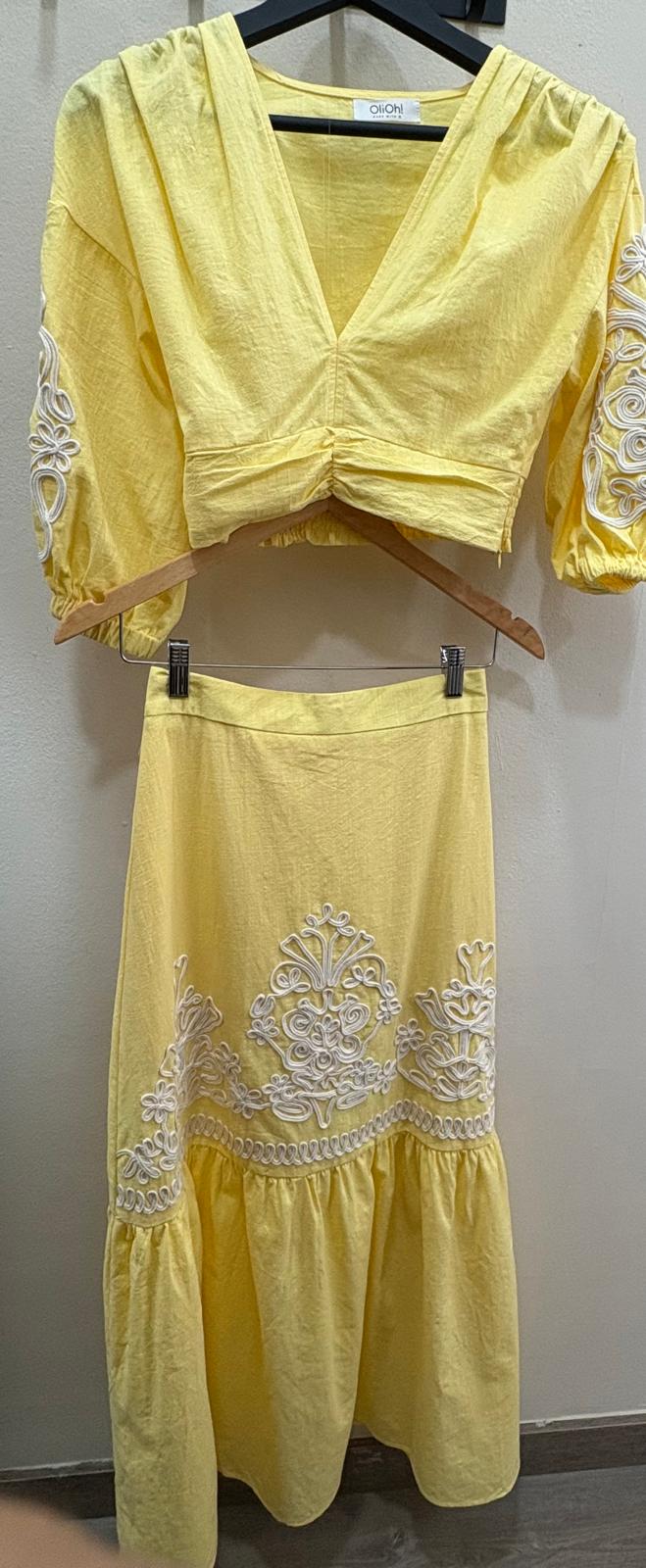 conjunto amarillo bordado
