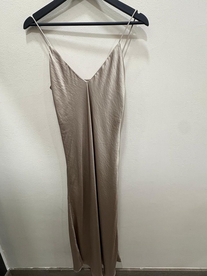 vestido lencero arena