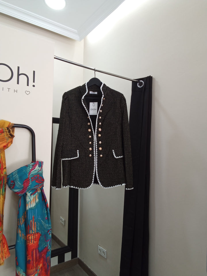 Chaqueta negra con detalle dorado