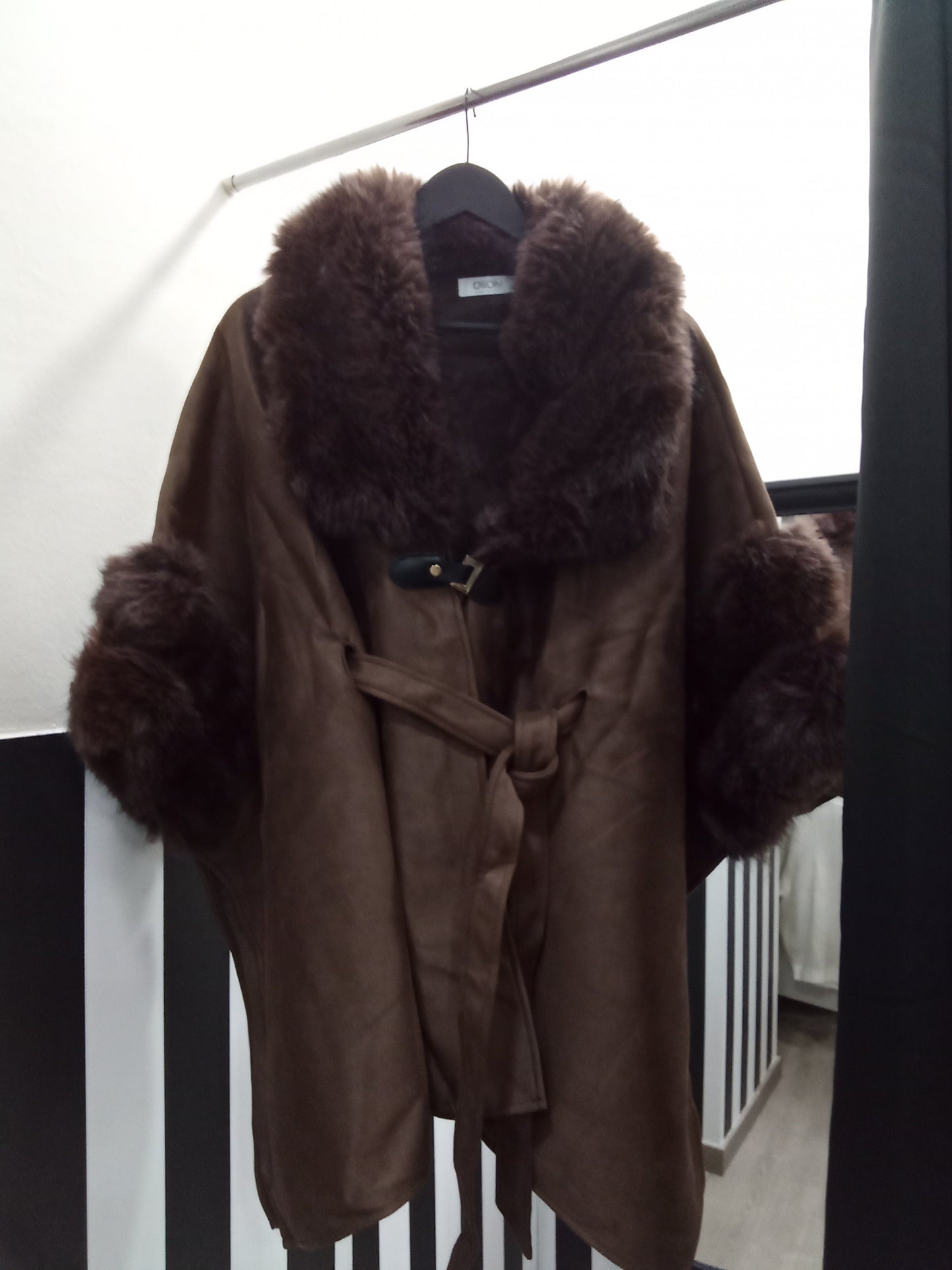 Abrigo capa con pieles