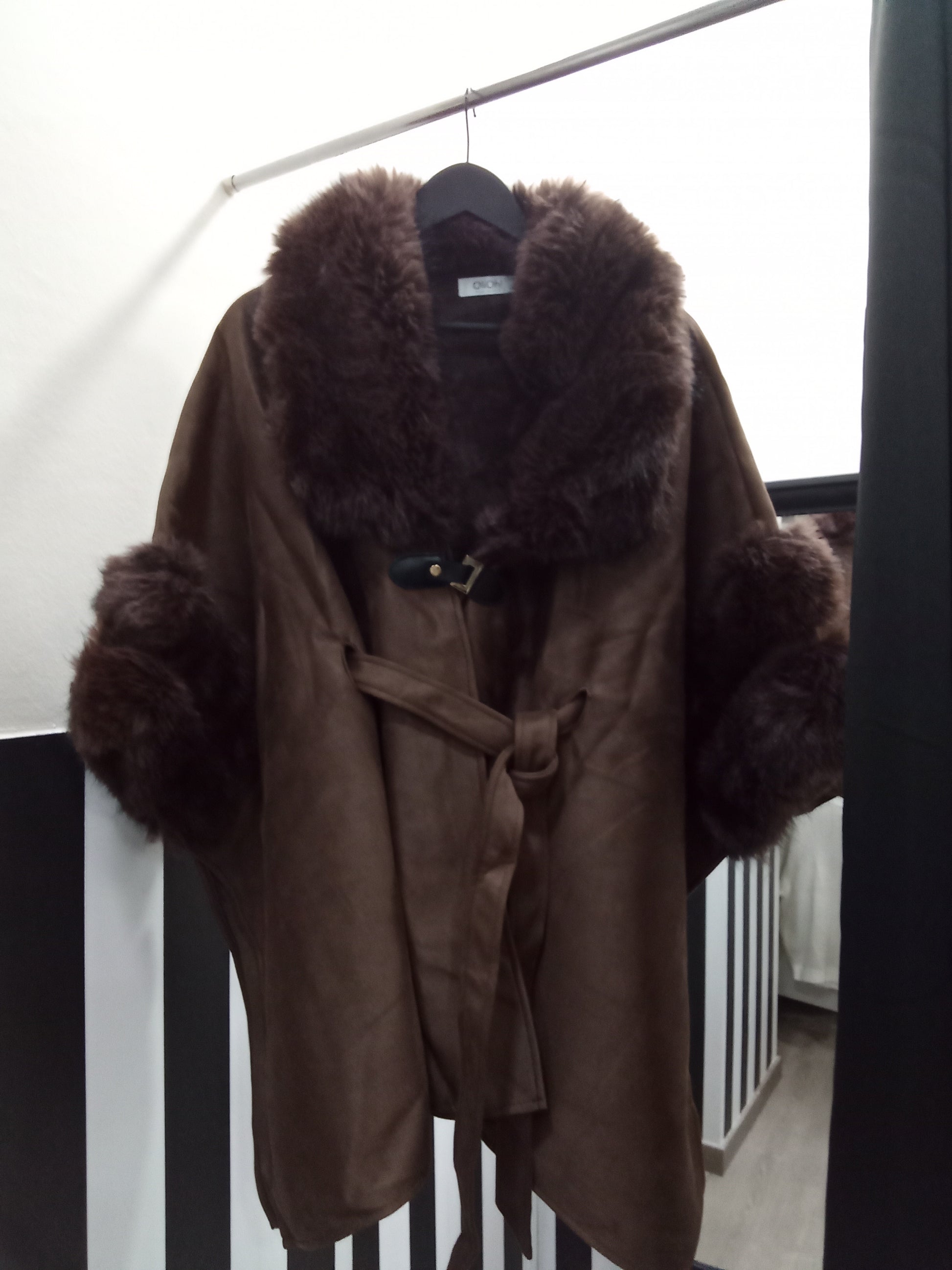 Abrigo capa con pieles