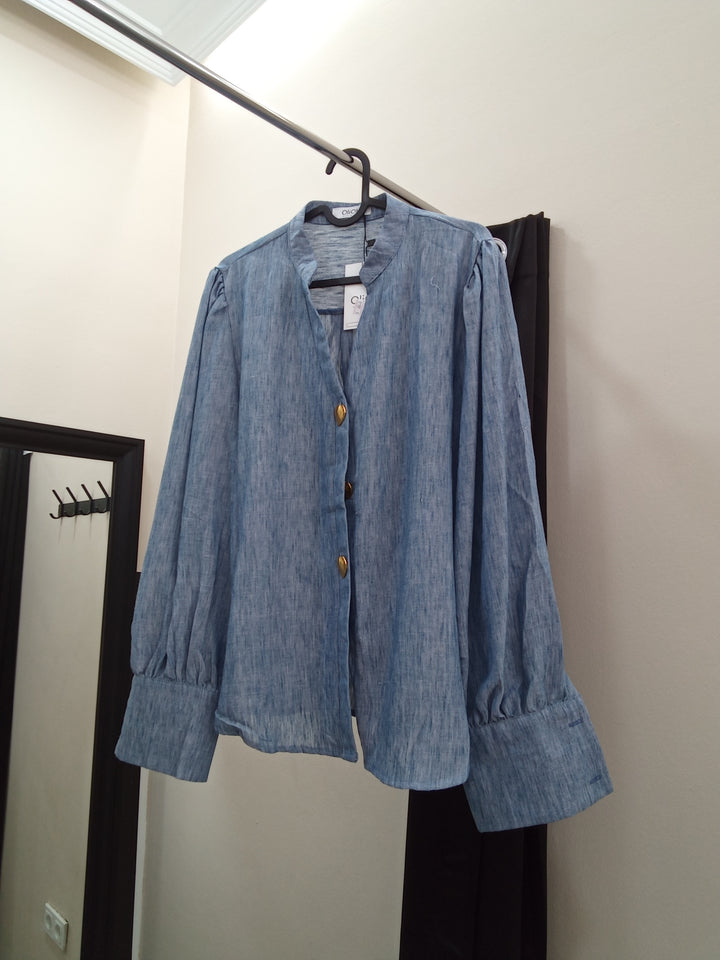 Camisa con botones dorados