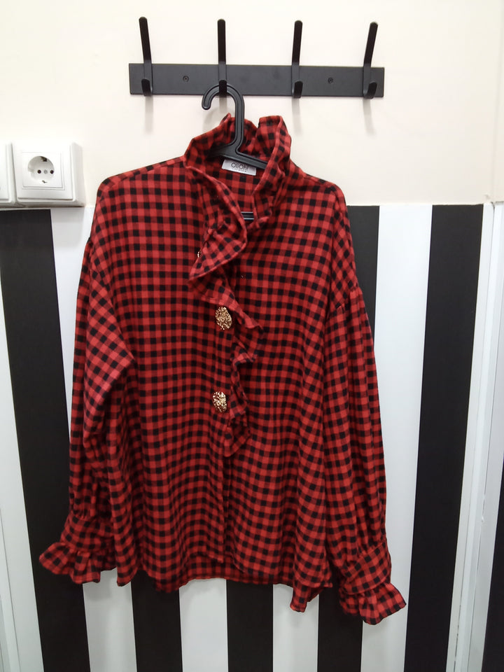 Camisa roja con cuadros negros