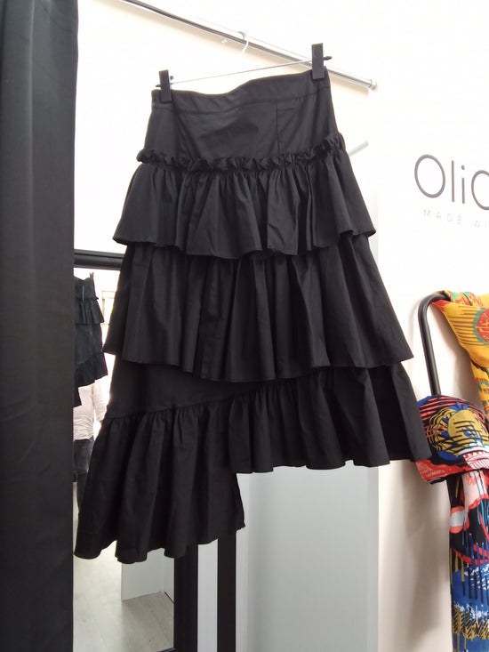 Falda negra asimétrica