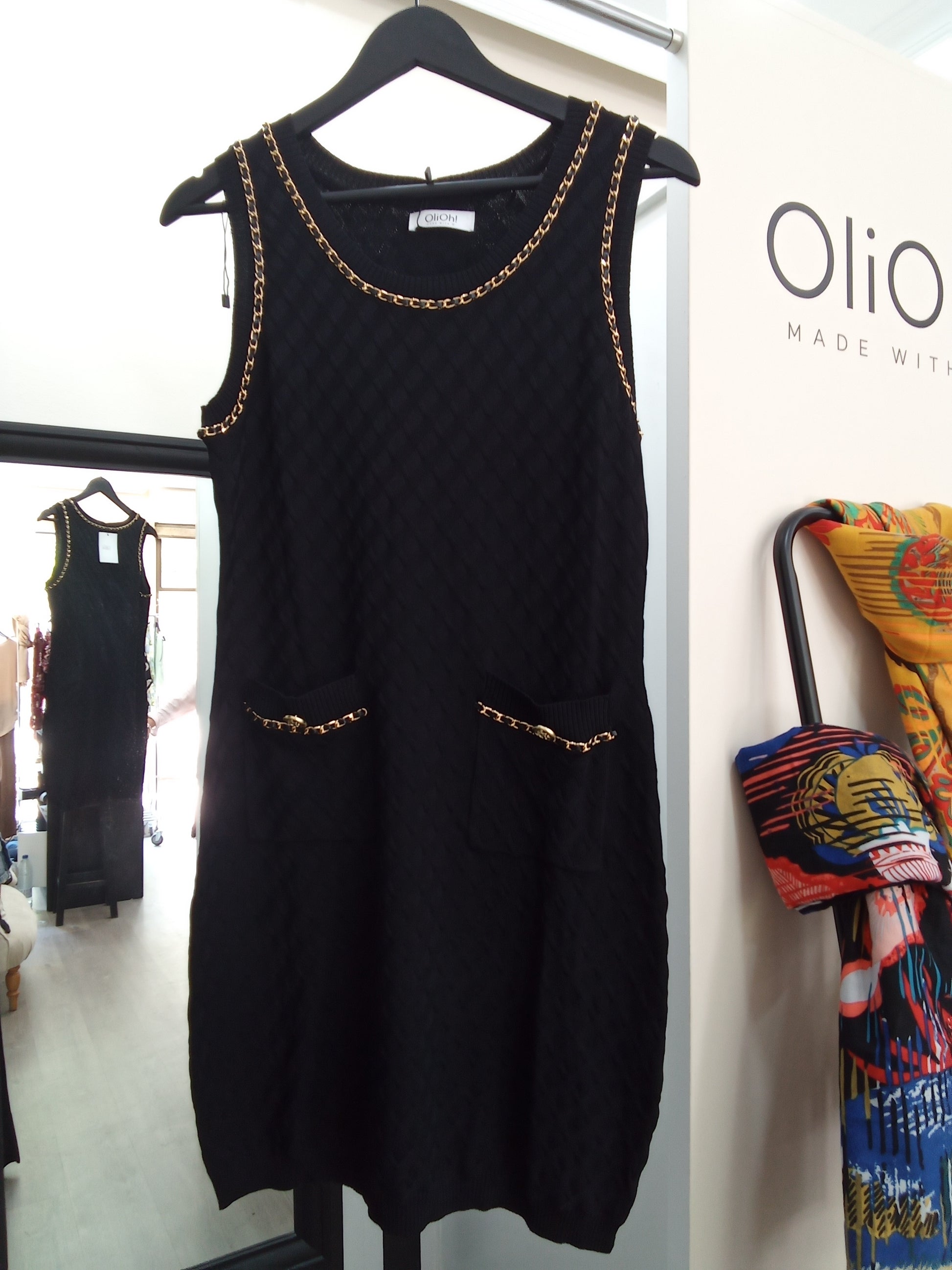 Vestido negro con cadena dorada