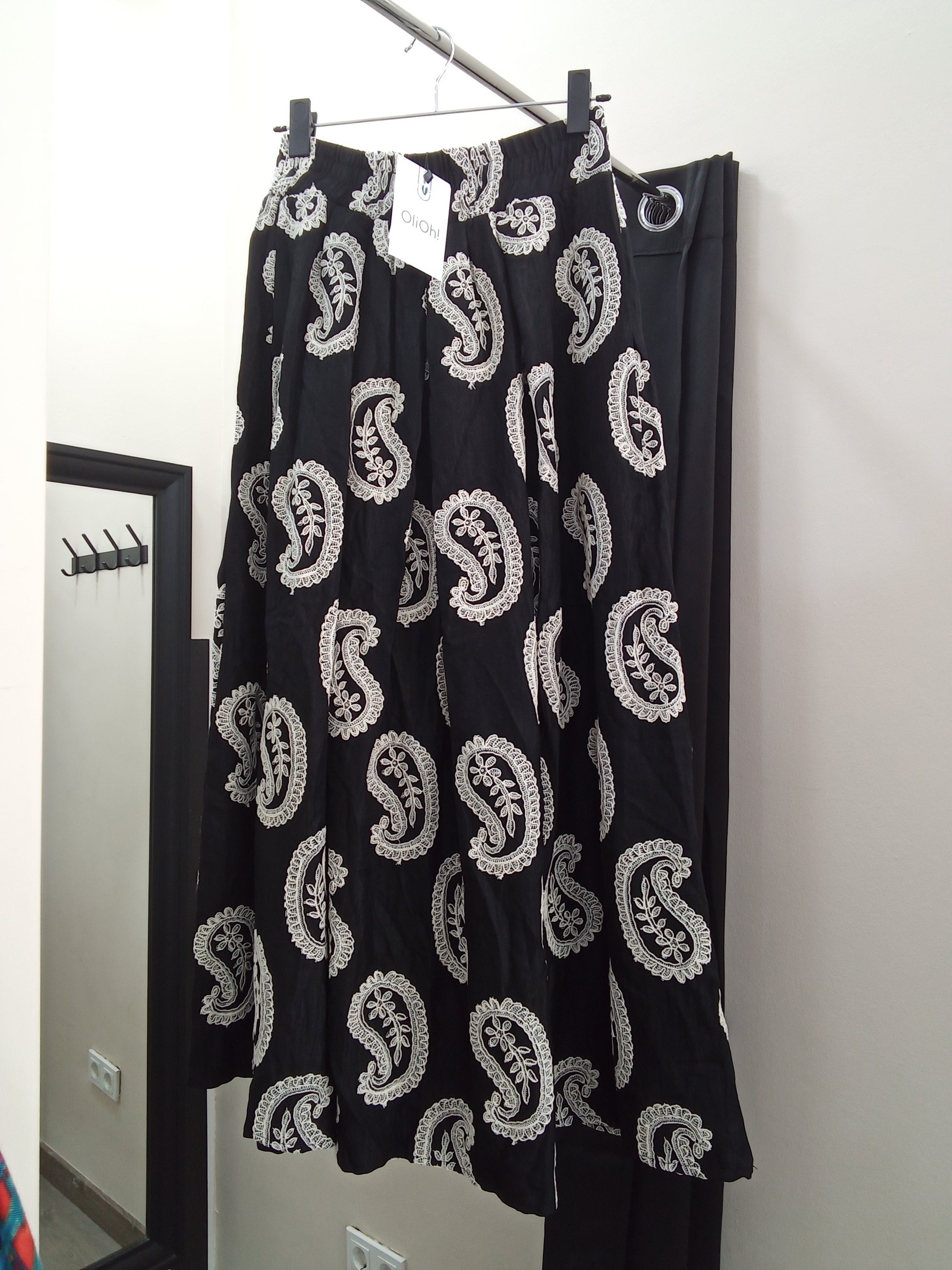 Falda negra con detalle blanco