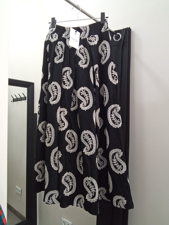 Falda negra con detalle blanco