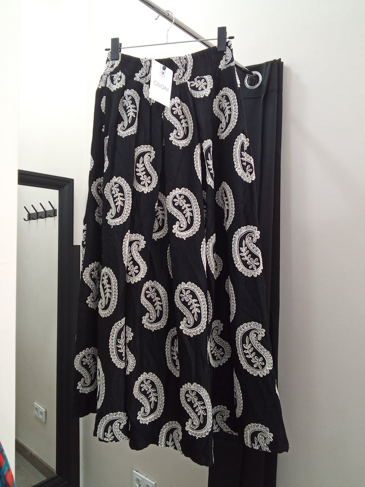 Falda negra con detalle blanco