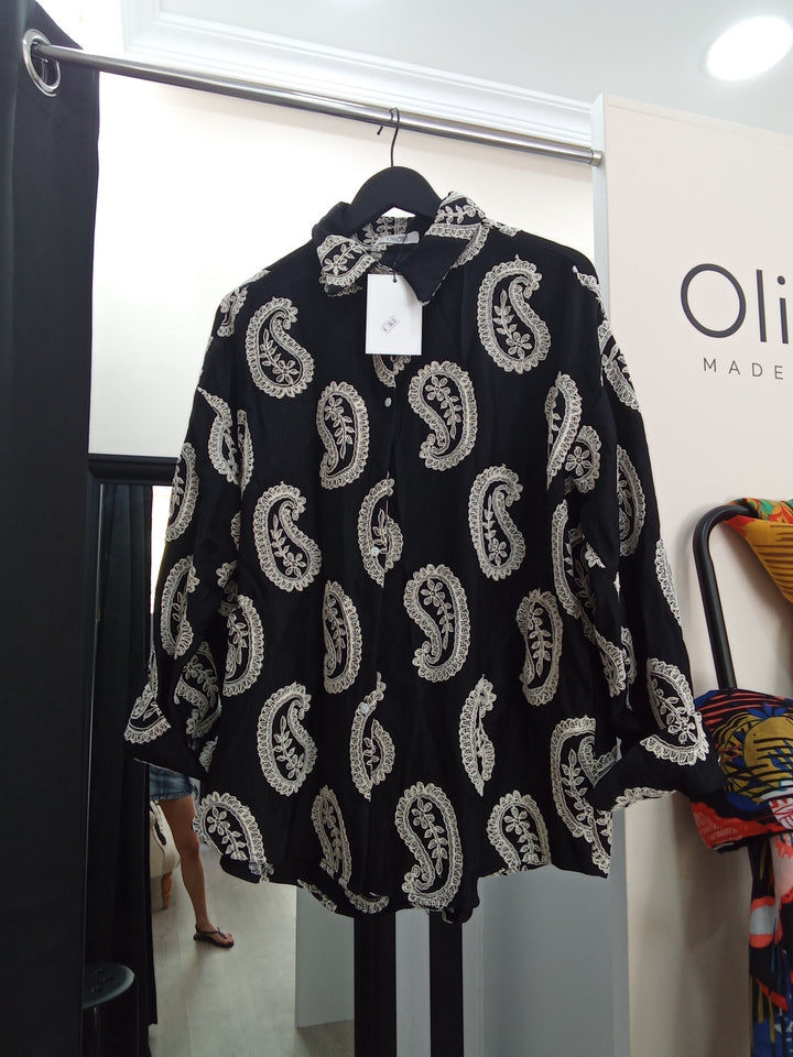 Camisa negra con detalle